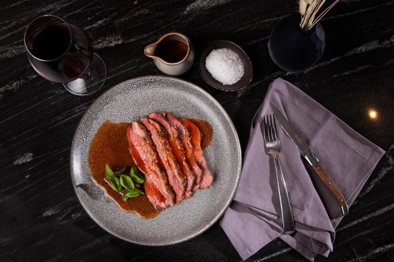 Qt Квинстаун Экстерьер фото A plate of steak and red wine