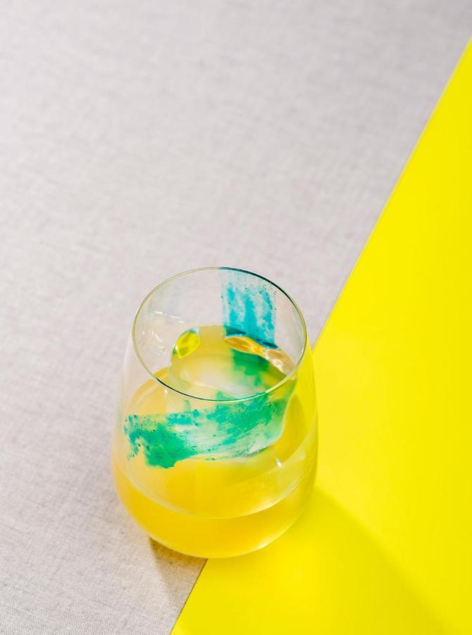 Qt Квинстаун Экстерьер фото A glass of yellow and blue paint