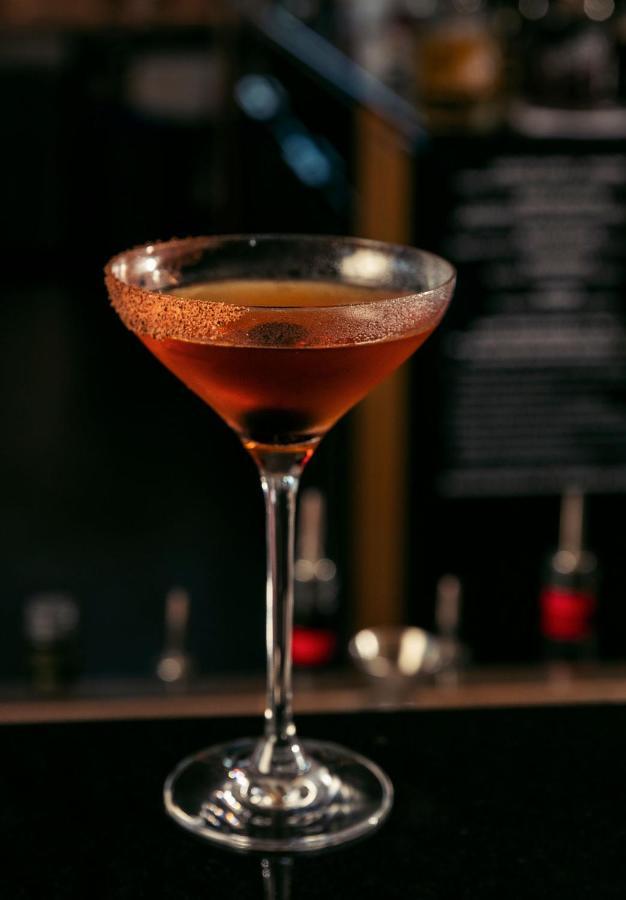 Qt Квинстаун Экстерьер фото A Manhattan cocktail