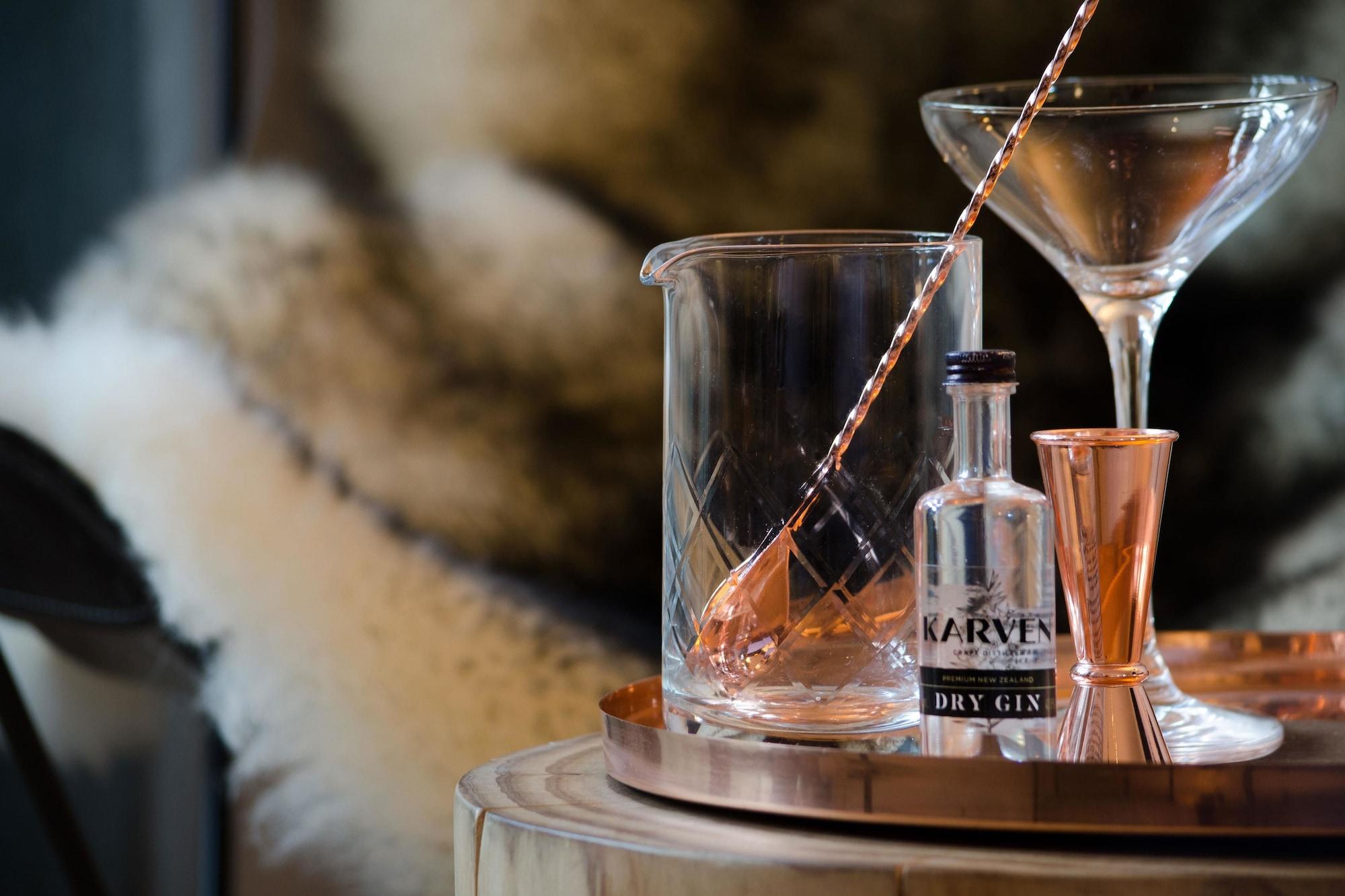 Qt Квинстаун Экстерьер фото A dry martini being stirred