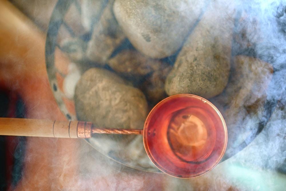 Qt Квинстаун Экстерьер фото A copper ladle