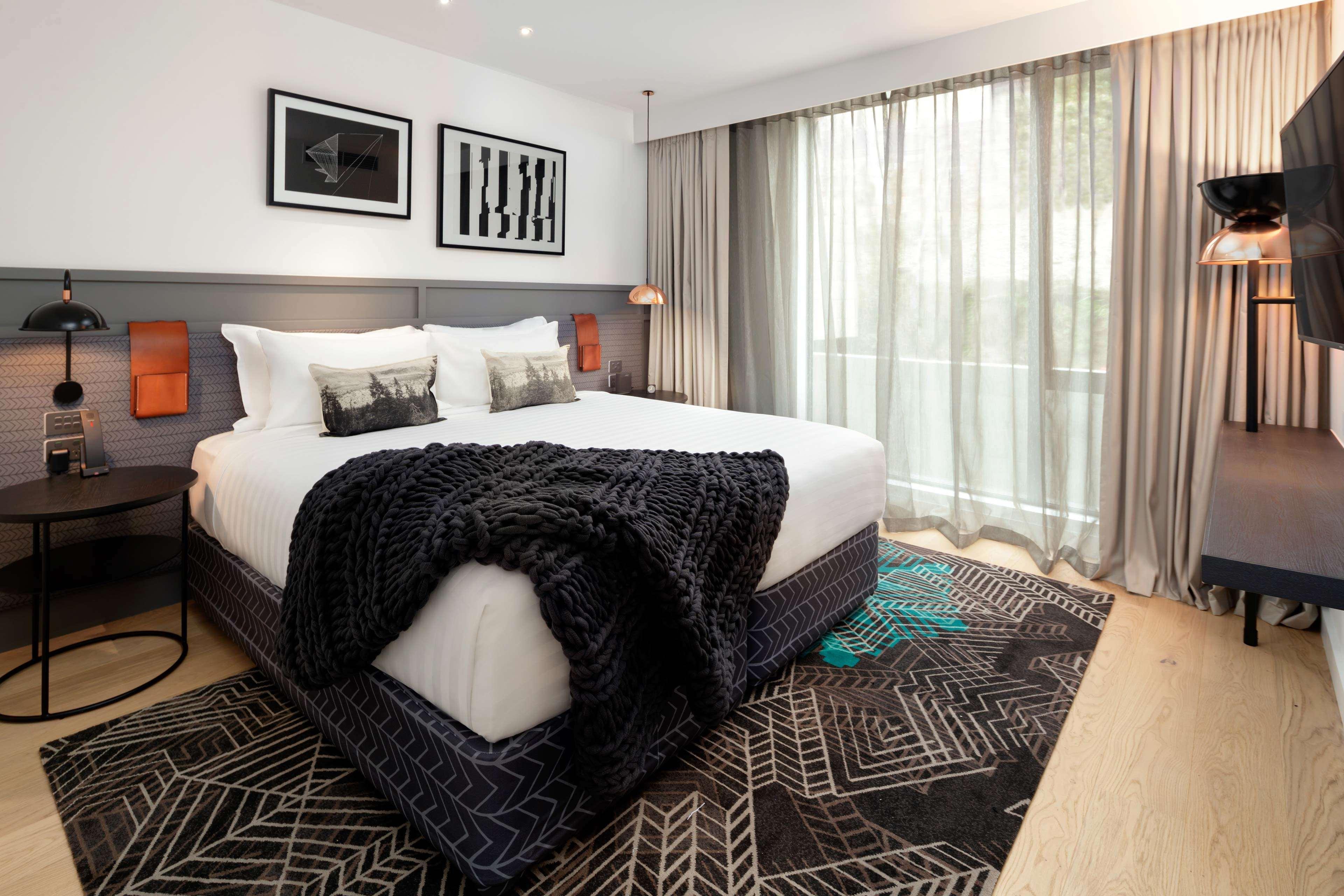 Qt Квинстаун Экстерьер фото A bedroom at the hotel