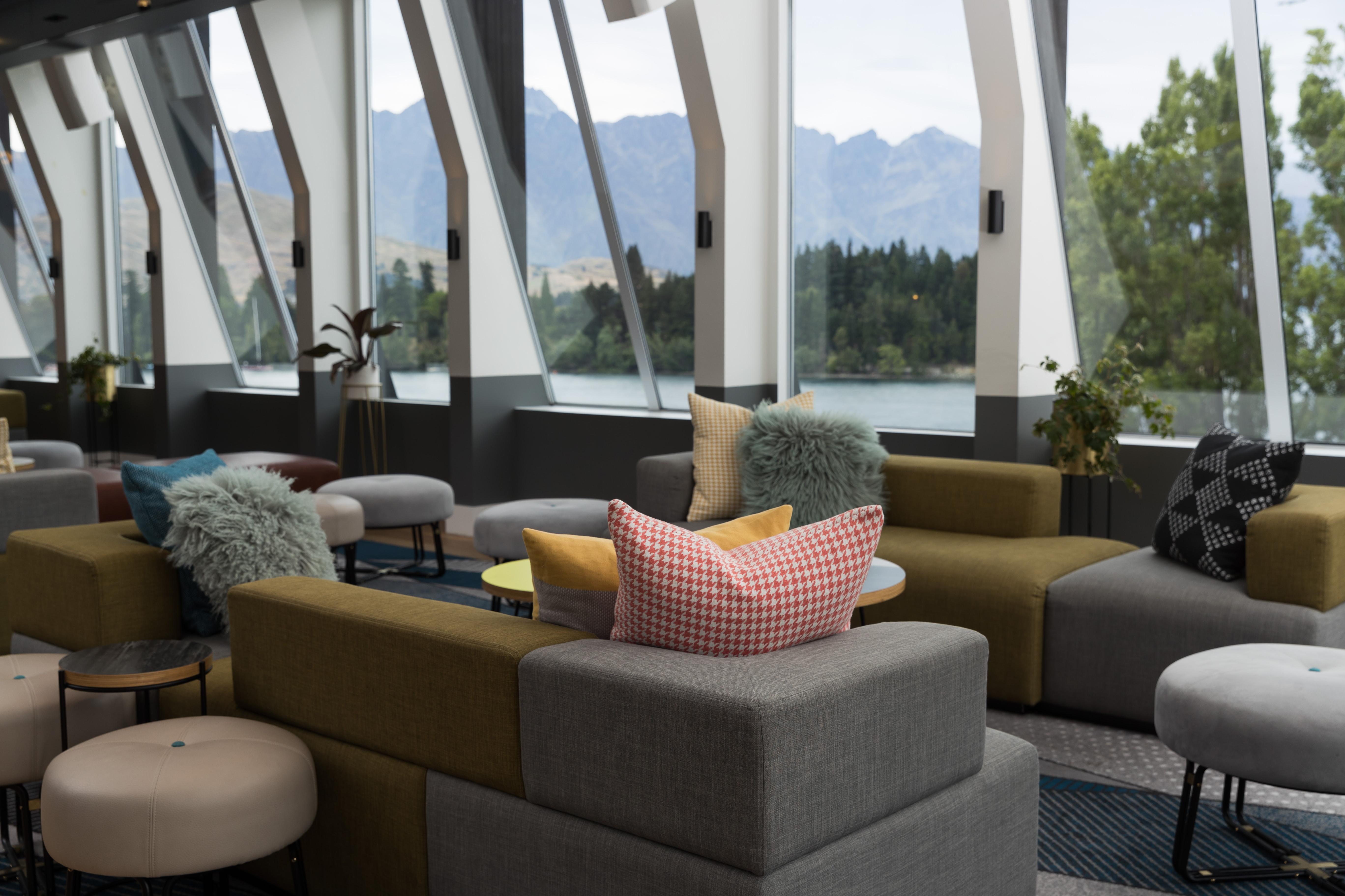 Qt Квинстаун Экстерьер фото The lounge at Queenstown Airport