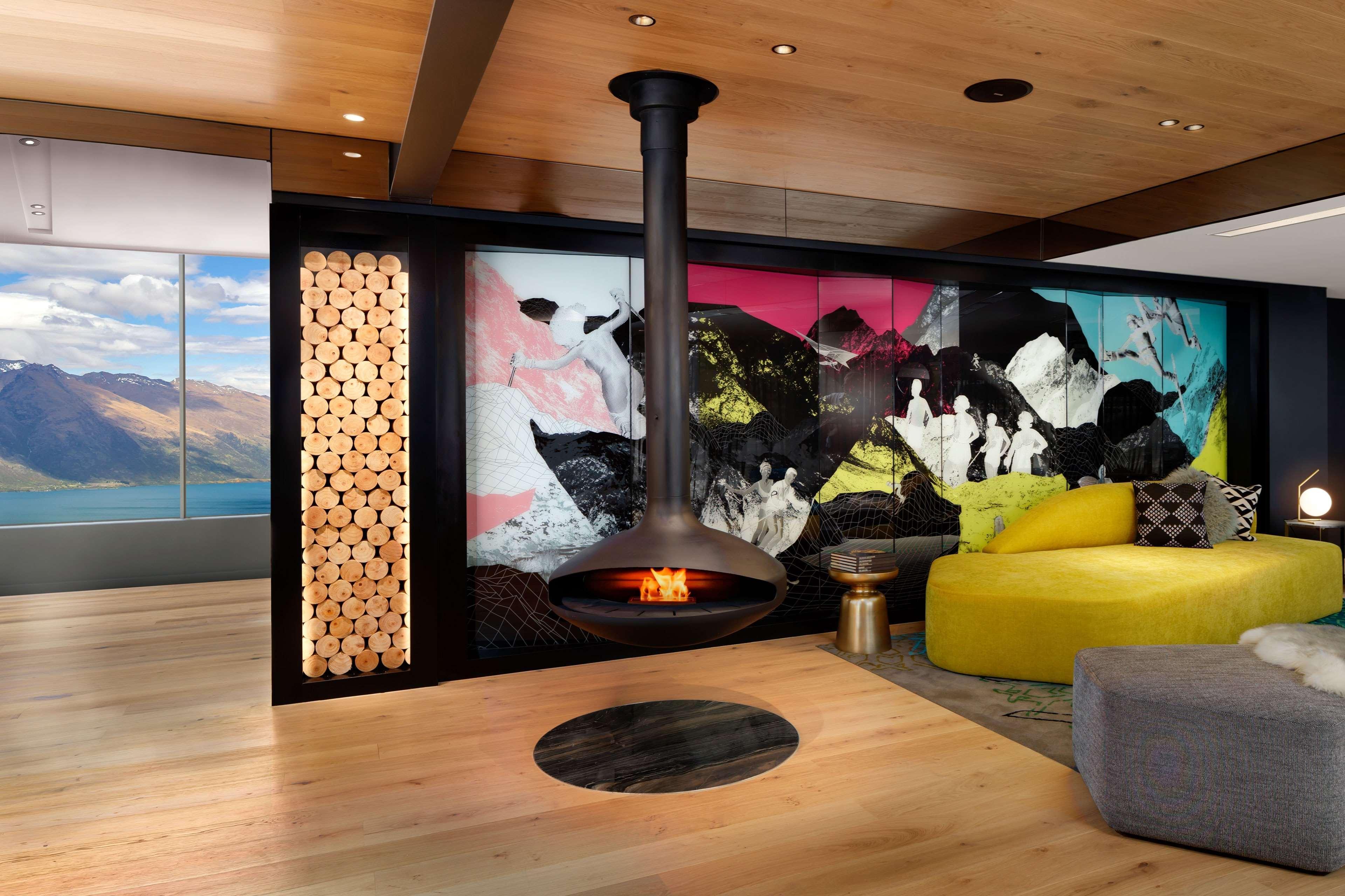 Qt Квинстаун Экстерьер фото A suspended fireplace