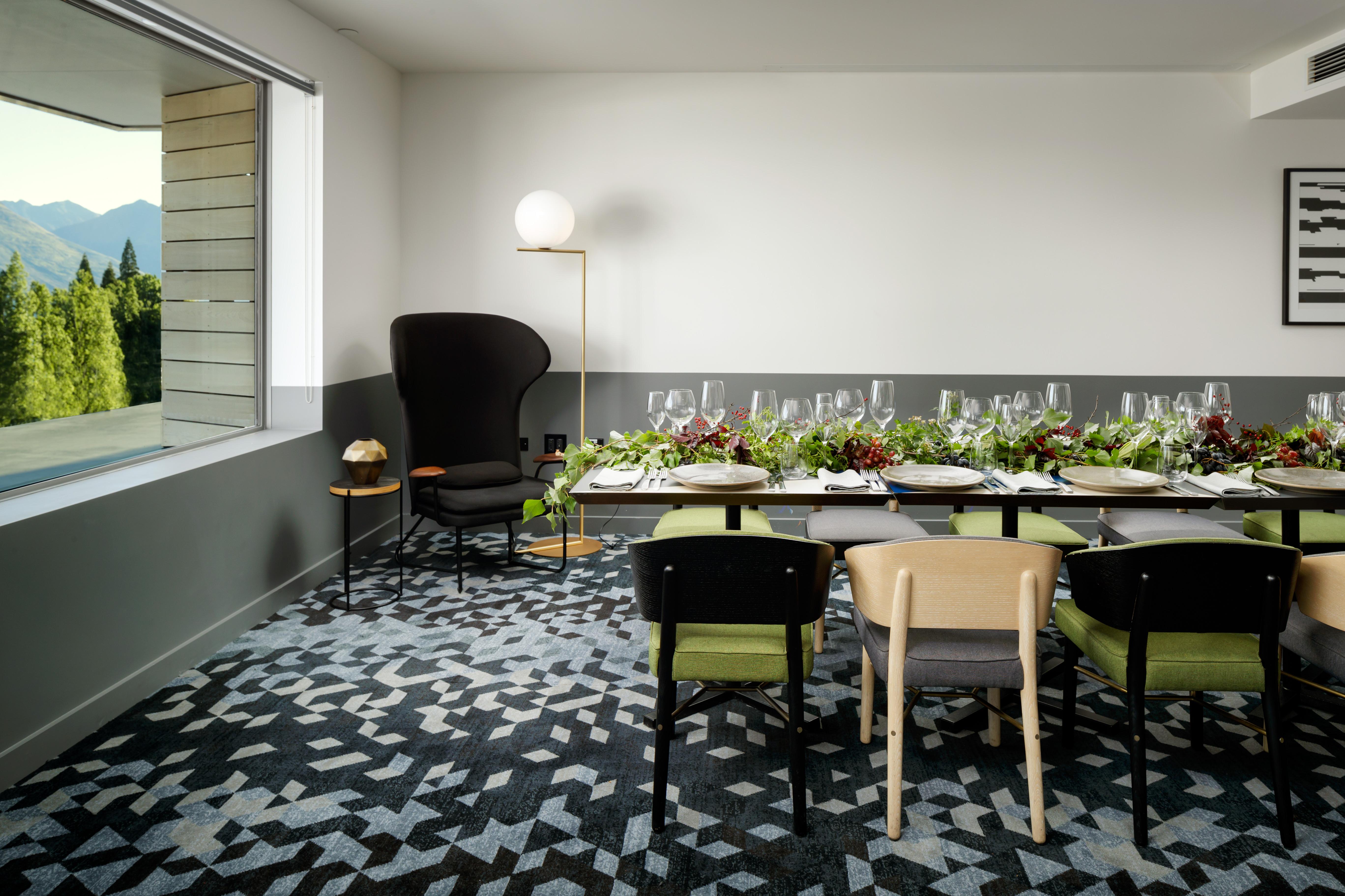 Qt Квинстаун Экстерьер фото The dining room at the Hotel