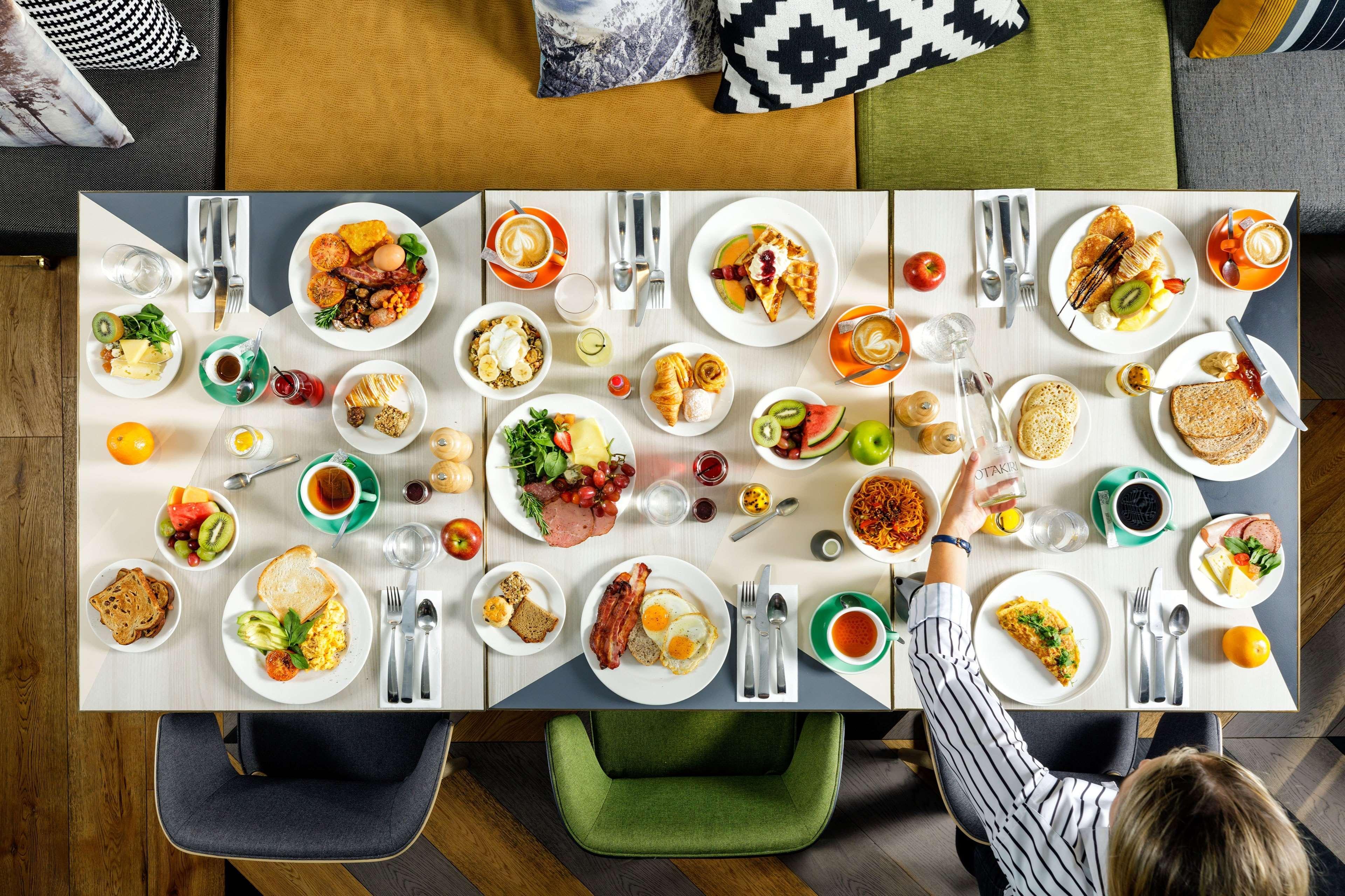Qt Квинстаун Экстерьер фото A typical breakfast buffet