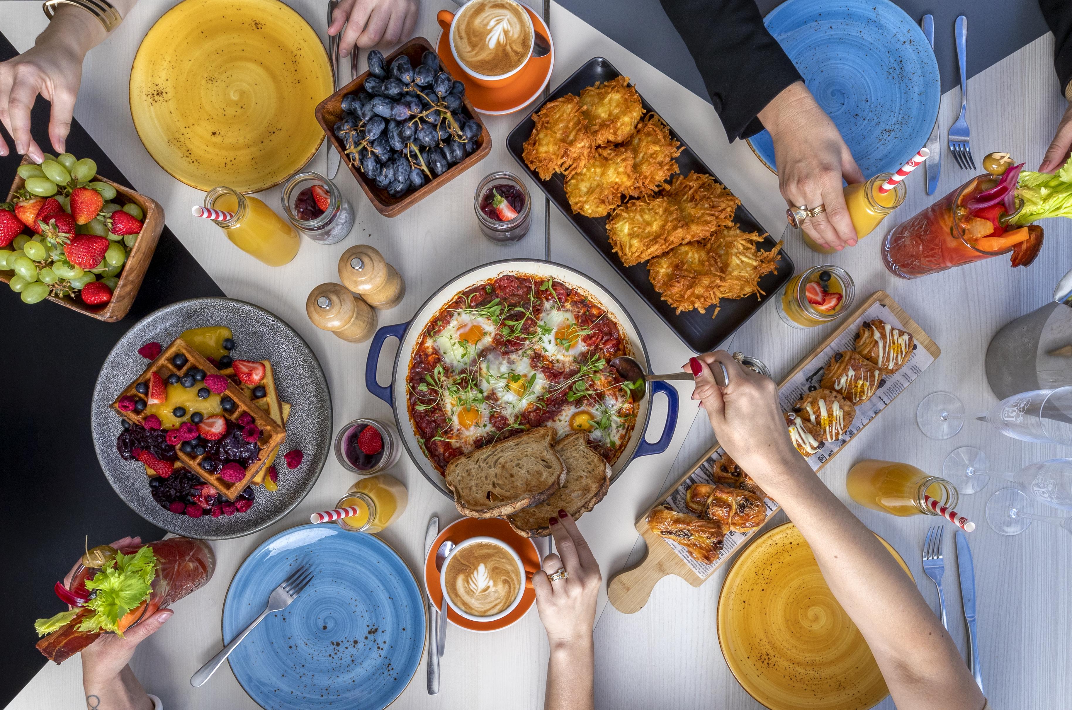Qt Квинстаун Экстерьер фото A breakfast table