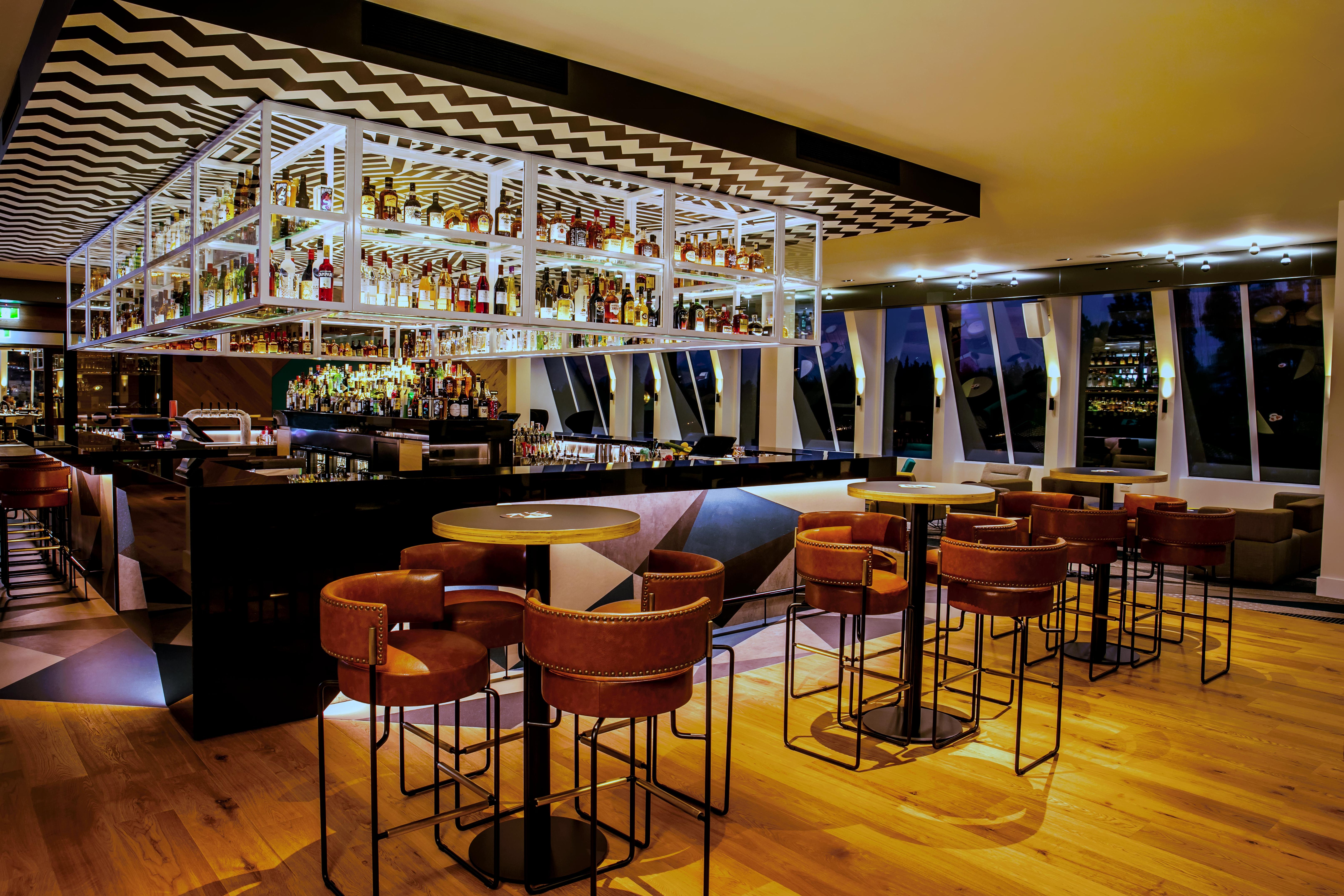 Qt Квинстаун Экстерьер фото The bar at the 12th floor