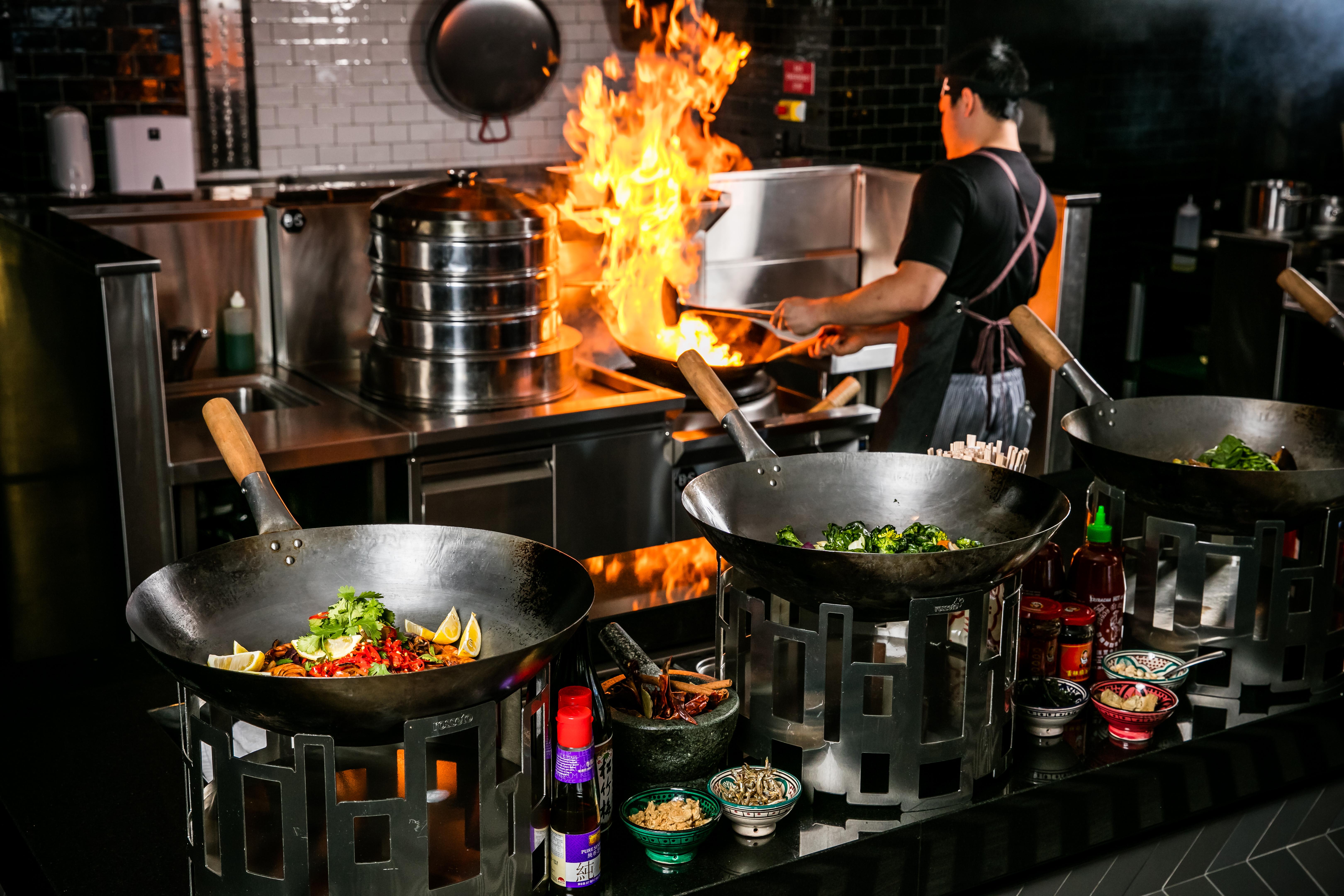 Qt Квинстаун Экстерьер фото A wok being used in a restaurant kitchen