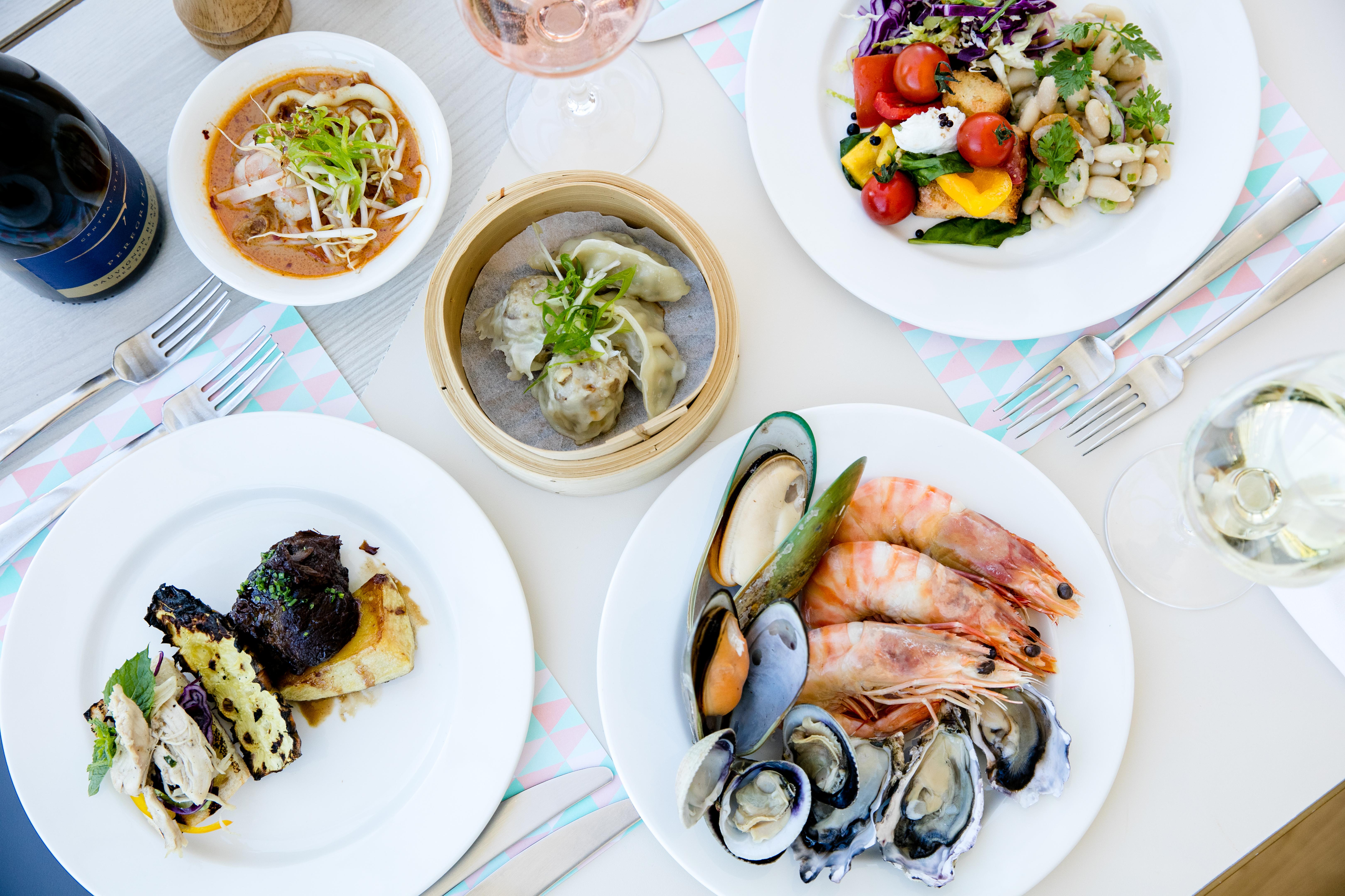 Qt Квинстаун Экстерьер фото A selection of dishes at the restaurant